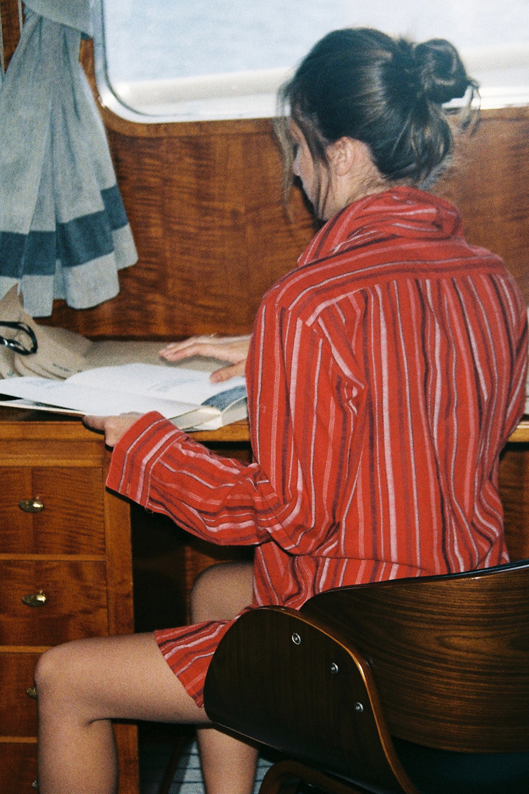 Col Hirondelle | Patte de boutonnage à pli | Coupe ample au dos long | Pli plat au dos | Boutons corne signature | 100% coton, popeline à rayure | Fabriquée en France