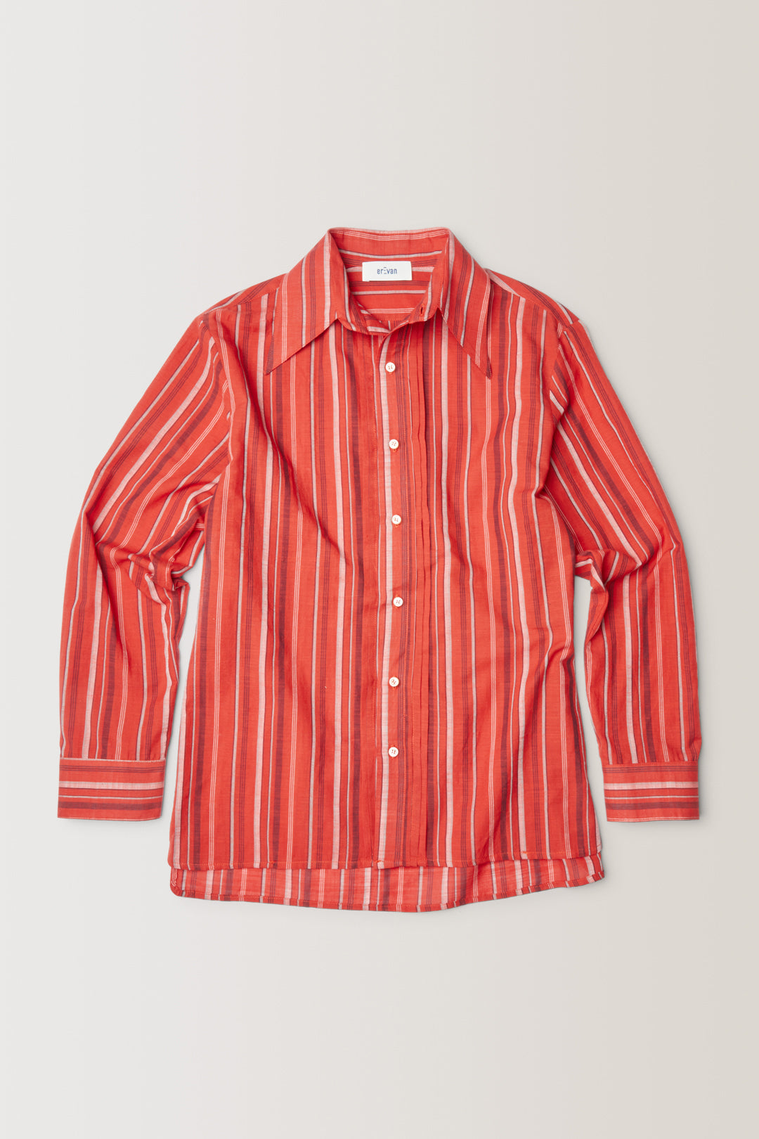 Col Hirondelle | Patte de boutonnage à pli | Coupe ample au dos long | Pli plat au dos | Boutons corne signature | 100% coton, popeline à rayure | Fabriquée en France