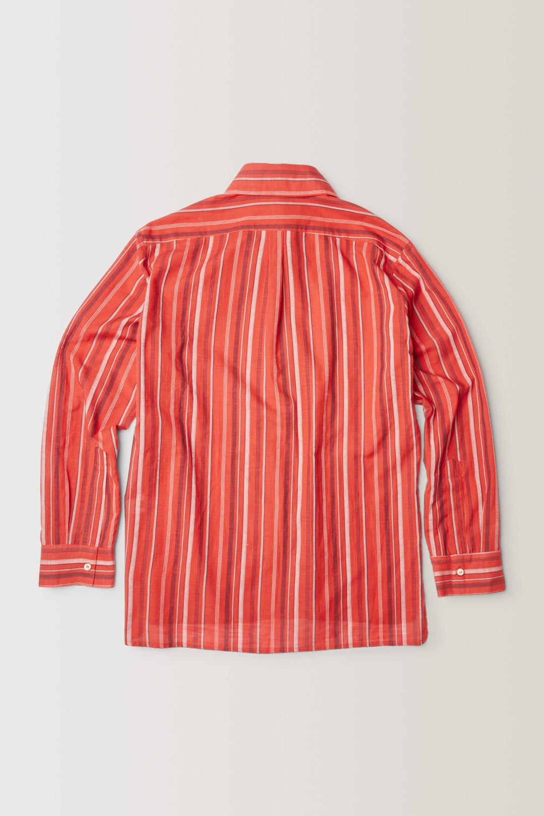 Col Hirondelle | Patte de boutonnage à pli | Coupe ample au dos long | Pli plat au dos | Boutons corne signature | 100% coton, popeline à rayure | Fabriquée en France