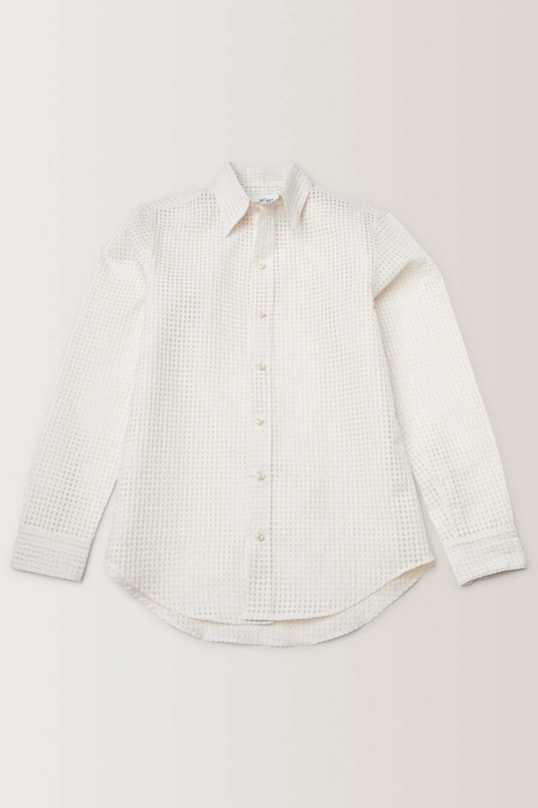 Col Hirondelle | Gorge américaine | Coupe droite | Pli plat au dos | Boutons corne signature | 81% COTON 19% POLYETHYLENE | Fabriquée en France