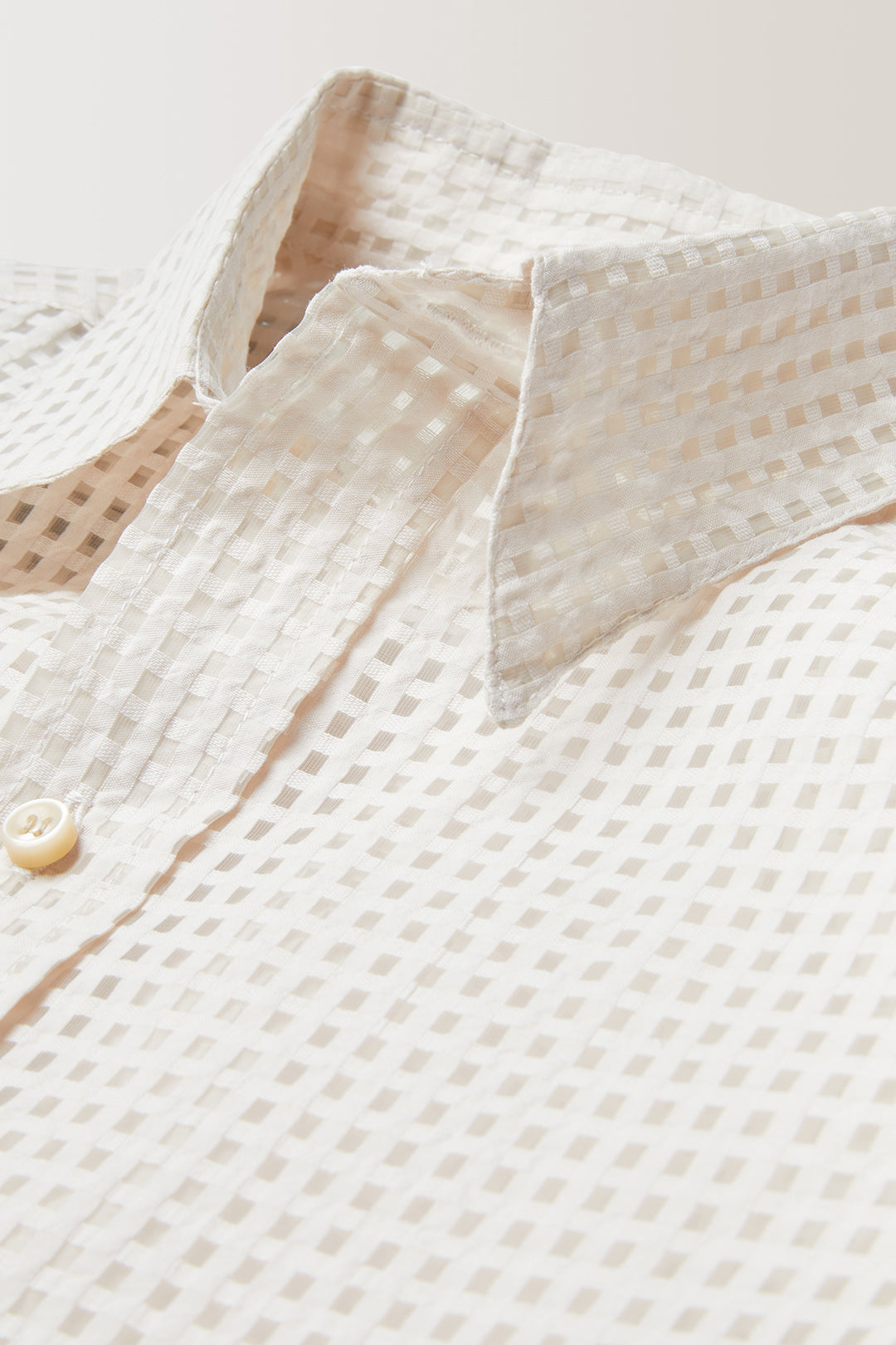 Col Hirondelle | Gorge américaine | Coupe droite | Pli plat au dos | Boutons corne signature | 81% COTON 19% POLYETHYLENE | Fabriquée en France