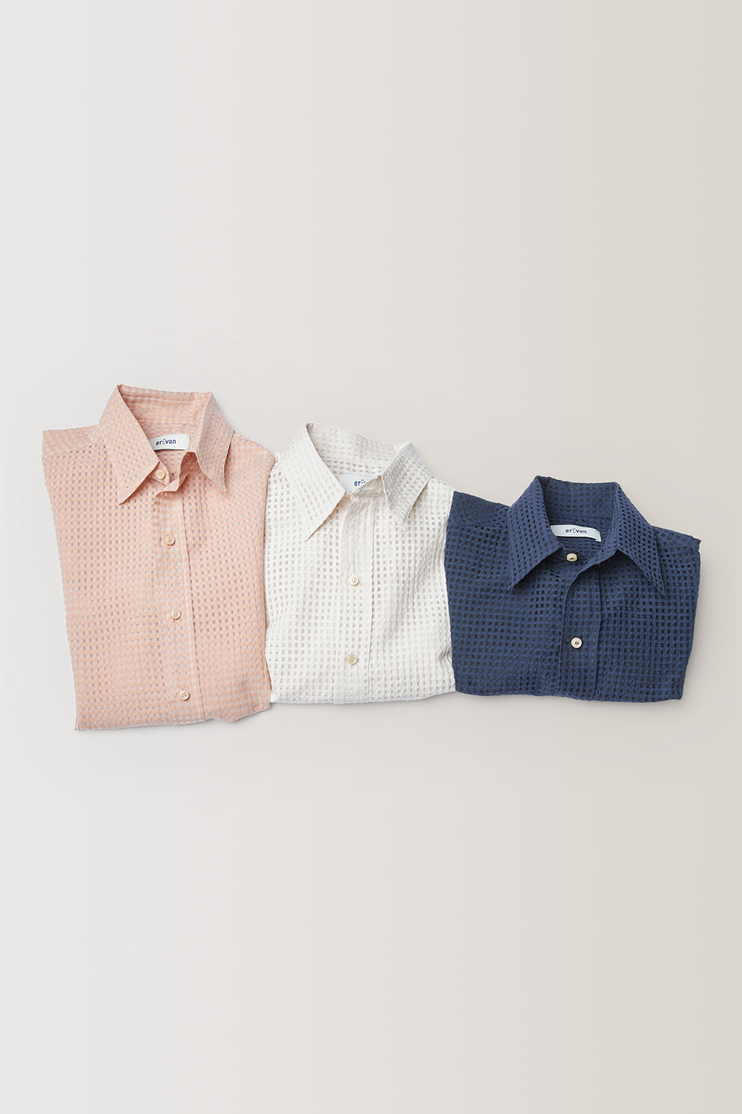 Col Hirondelle | Gorge américaine | Coupe droite | Pli plat au dos | Boutons corne signature | 81% COTON 19% POLYETHYLENE | Fabriquée en France