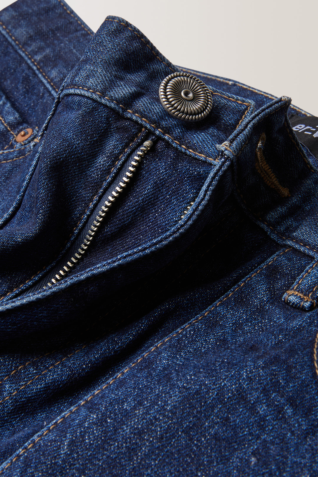 Taille haute, jambe évasée et poche plaquées. Tissé et monté dans la région d'Okayama au Japon, le denim éponyme est la réinterprétation erEvan de la coupe Flare iconique de la décennie 1970.