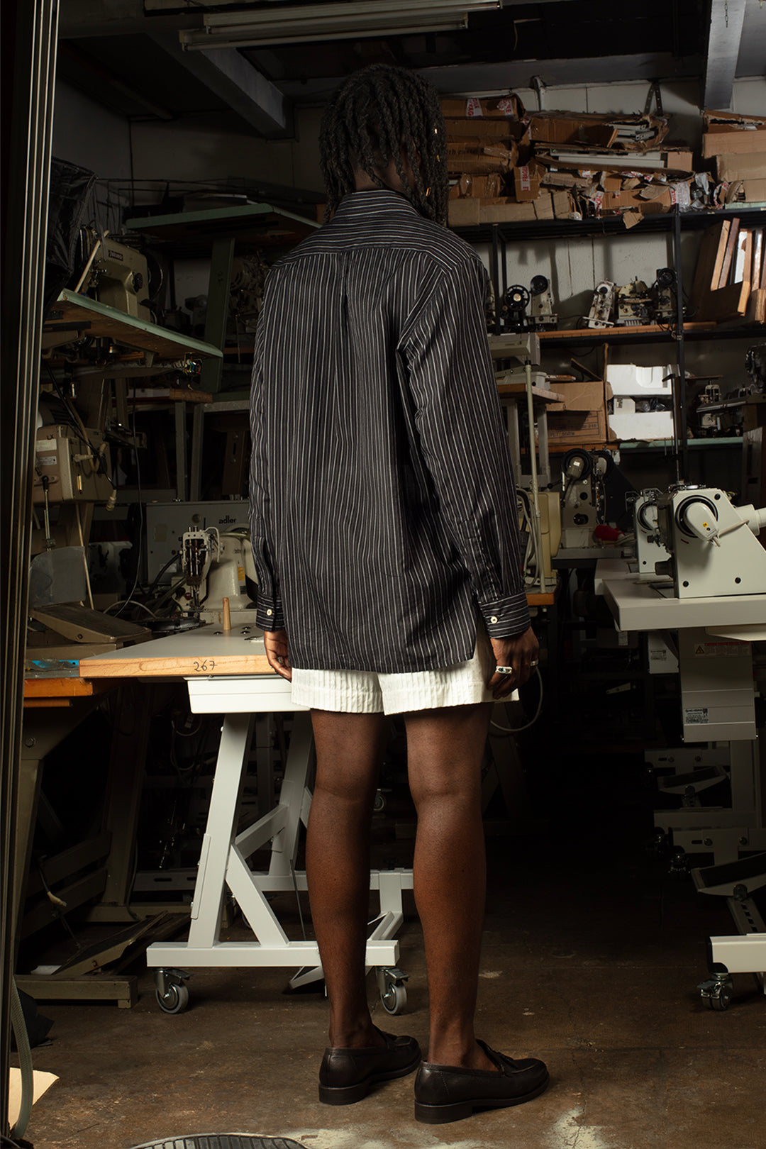 Chemise de luxe pour homme Erevan, à grand col en toile de coton noire à rayure blanche fabriquée en france