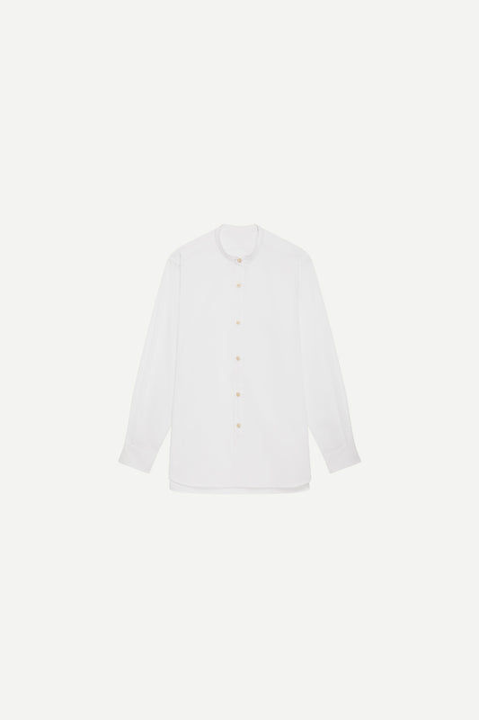 La chemise Walter est une chemise à col officer de luxe pour Homme, fabriquée par erEvan en France. Elle est faite d'une popeline blanche japonaise.