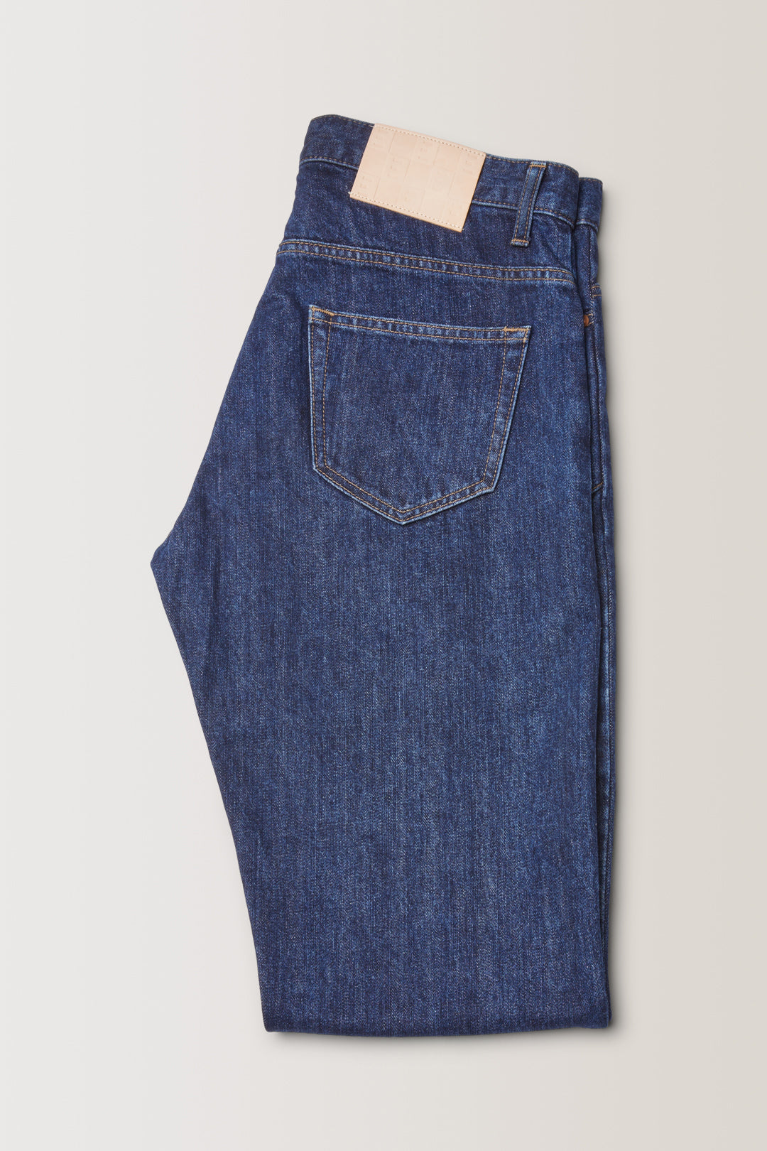 Taille haute, jambe évasée et poche plaquées. Tissé et monté dans la région d'Okayama au Japon, le denim éponyme est la réinterprétation erEvan de la coupe Flare iconique de la décennie 1970.