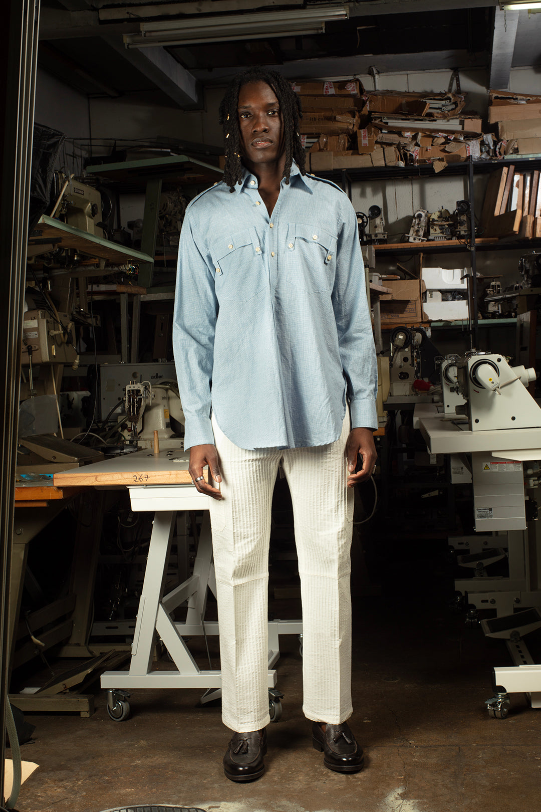 Chemise de luxe pour homme Erevan, à poche plaquées et épaulettes, en coton pied de poule bleu fabriquée en france