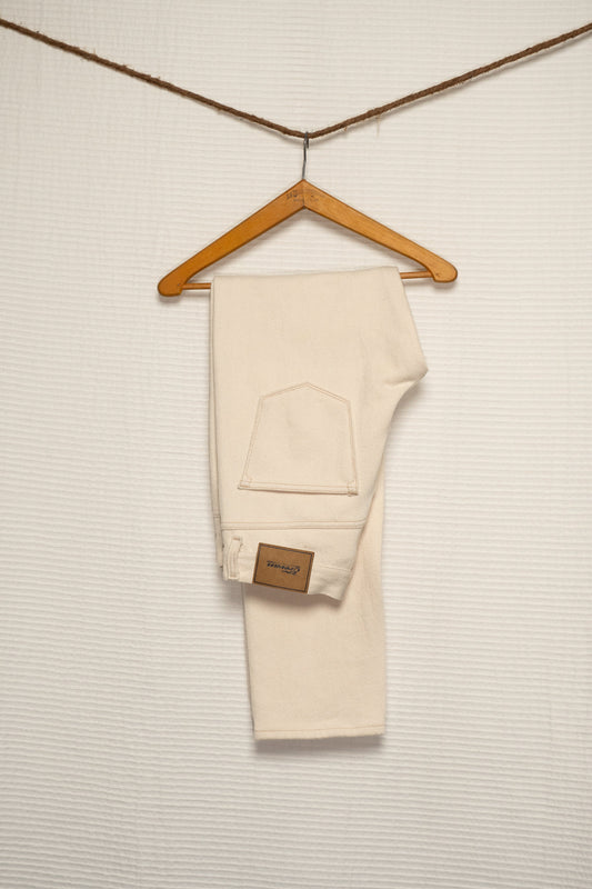 Le jean pour homme Erevan, jambe droite et bouton signature, denim japonais. Fabriqué en France. A retrouver dans nos boutiques de Saint Tropez et Paris.