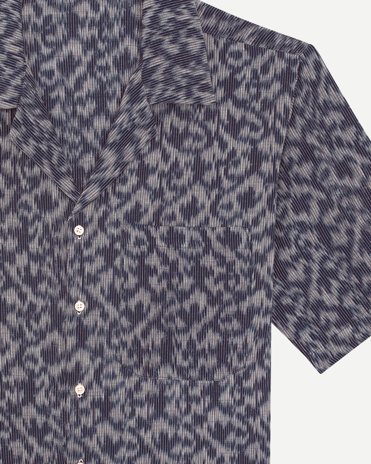 Chemise de luxe pour homme Erevan, à manche courte à col camp, coton ikat à motif psychédélique fabriquée en france