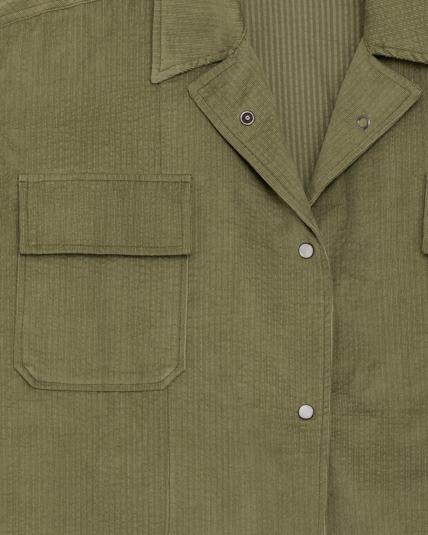 Surchemise de luxe pour homme Erevan, à grand col et poches plaquées en seersucker couleur olive fabriquée en france