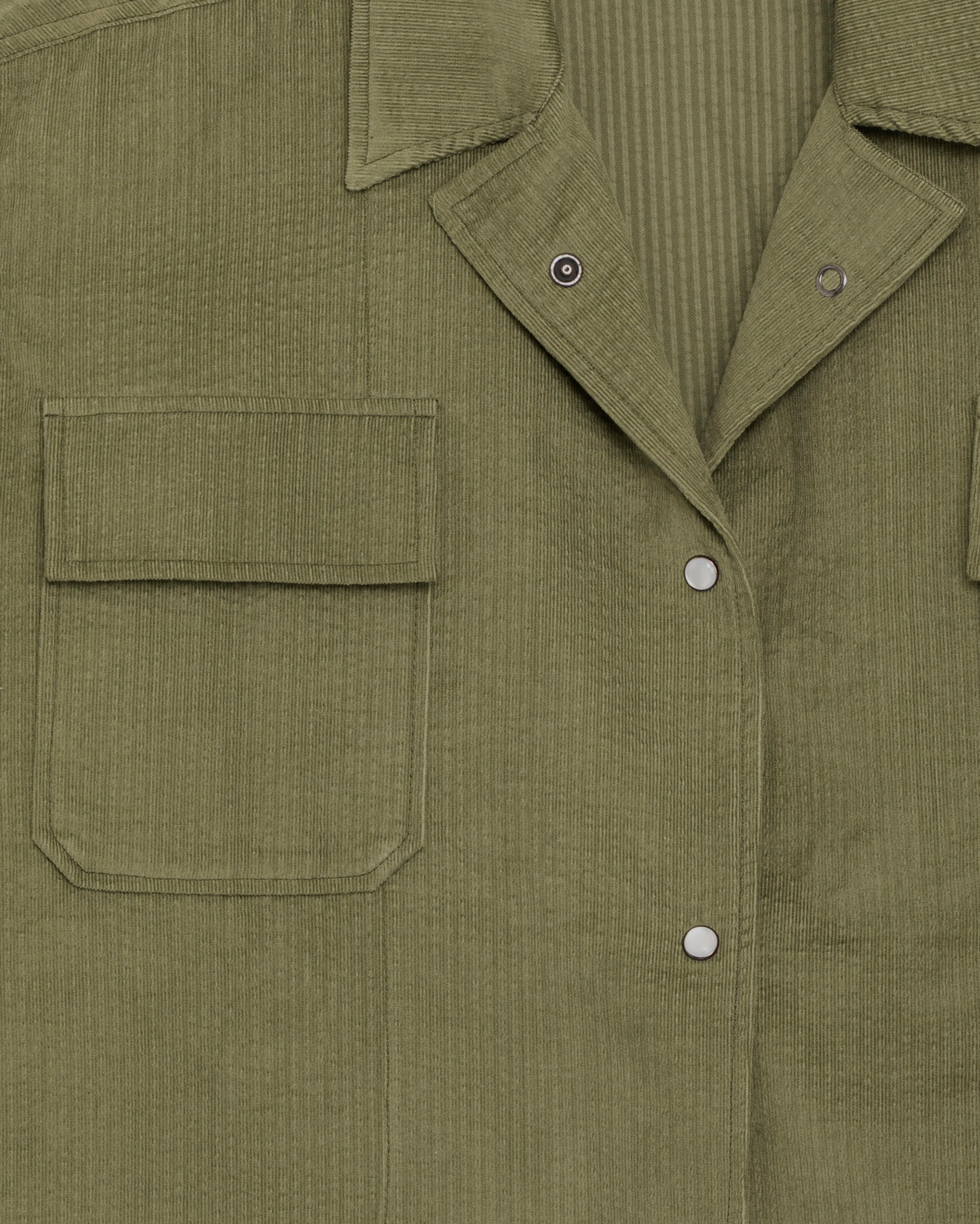Surchemise de luxe pour homme Erevan, à grand col et poches plaquées en seersucker couleur olive fabriquée en france