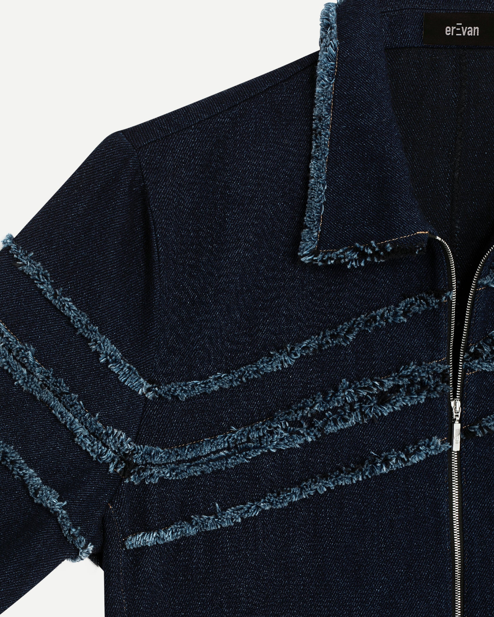 Veste de luxe pour homme Erevan, grand col et détails bords francs, 	ceinture et poignets élastiques, en denim, fabriquée au portugal